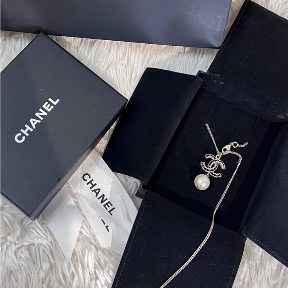 Authentic Chanel CC Pendant Chain Necklace Metal with Faux Pearl 2014 collection - Picture 2 of 5